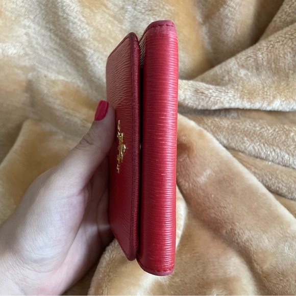 Prada red saffiano trifold wallet - Picture 2 of 16
